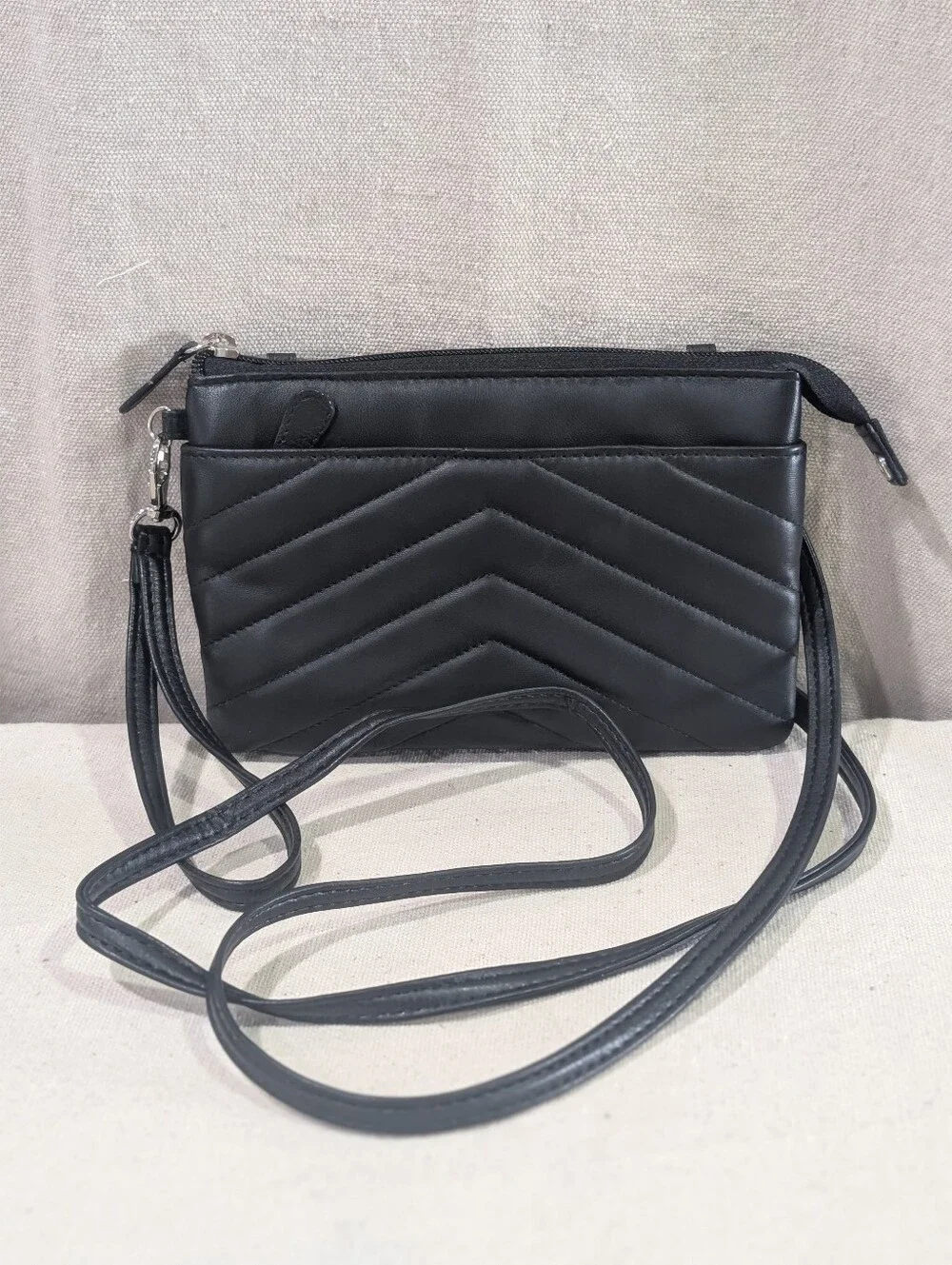Safe Keeper Black Leather Crossbody Purse Chevron Multi Pockets Travel Vacation
